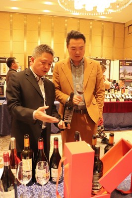 歐亞春酒業(yè)攜西班牙寶嵐酒莊大中華區(qū)大使星城長(zhǎng)沙推廣葡萄酒文化