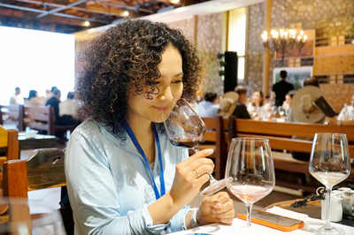 2022中國有約 中外媒體探訪寧夏，品味葡萄酒的